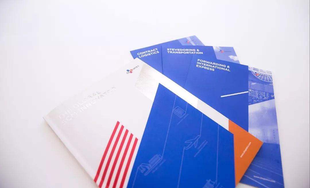 公司画册封面简单大气,红色画册封面手绘简约大气