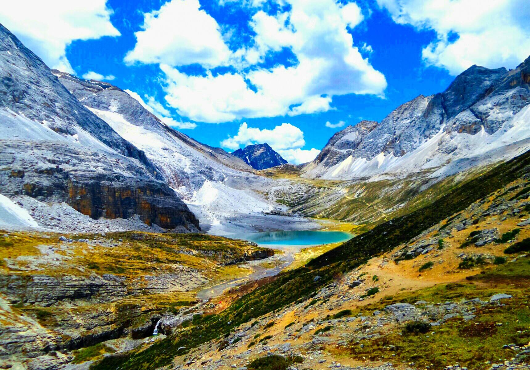 成都到稻城亚丁报团旅游费用,九寨沟稻城亚丁成都路线怎么安排