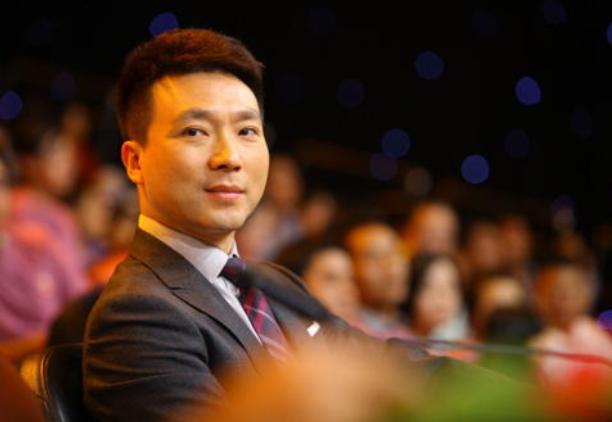 康辉董卿第一次同台视频,董卿为救丈夫卖豪宅