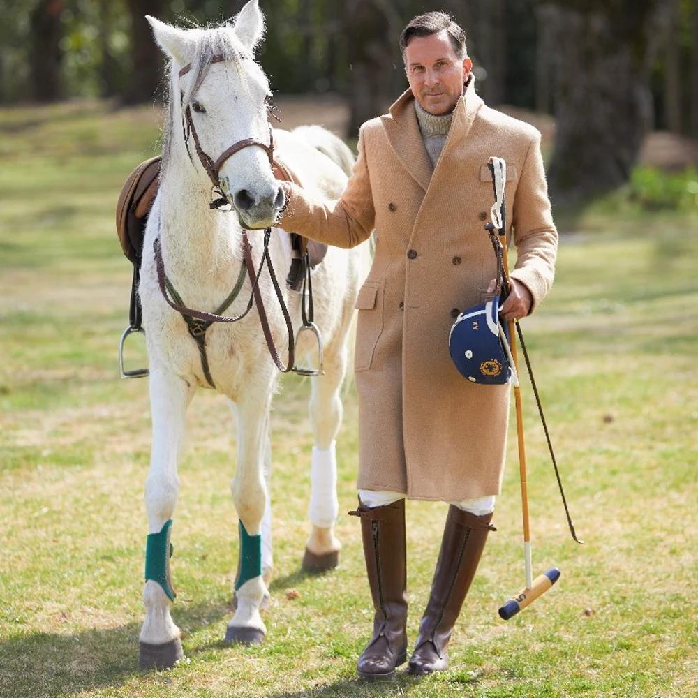 普京穿一套黑风衣,普京穿黑衬衫披外套