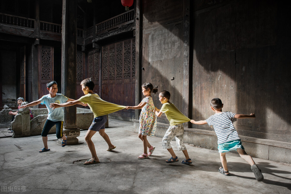 我们不跟你玩幼儿园教育案例,当孩子被别的小朋友孤立了怎么办