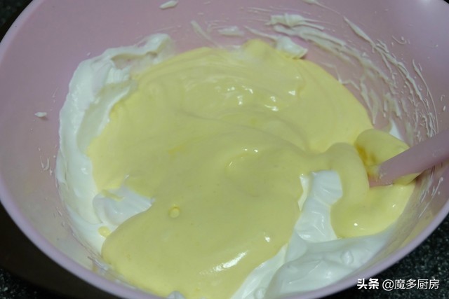 这才是电饭锅蛋糕正确的做法,用300g蛋糕预拌粉做电饭锅蛋糕