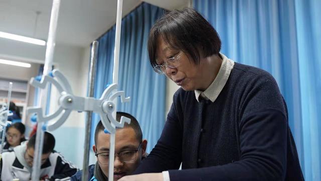 感动支教老师视频,感动无数人的支教老师