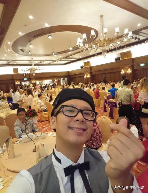 知名配角因照顾母亲失业，为养家兼职做厨师和铁工，不觉得有尊卑