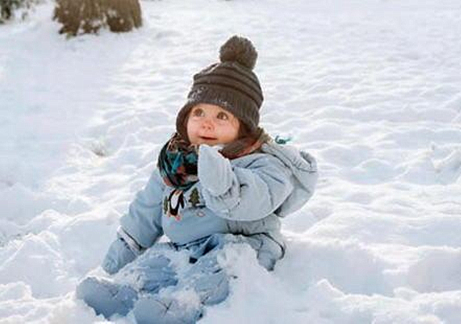 婴儿把烟头塞嘴里了,小孩咬烟头有什么危害