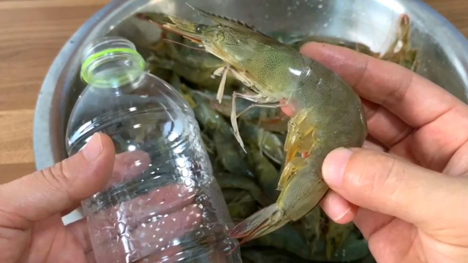 鲜虾如何储存虾头不发黑,鲜虾放瓶子里怎么冷冻不黑头