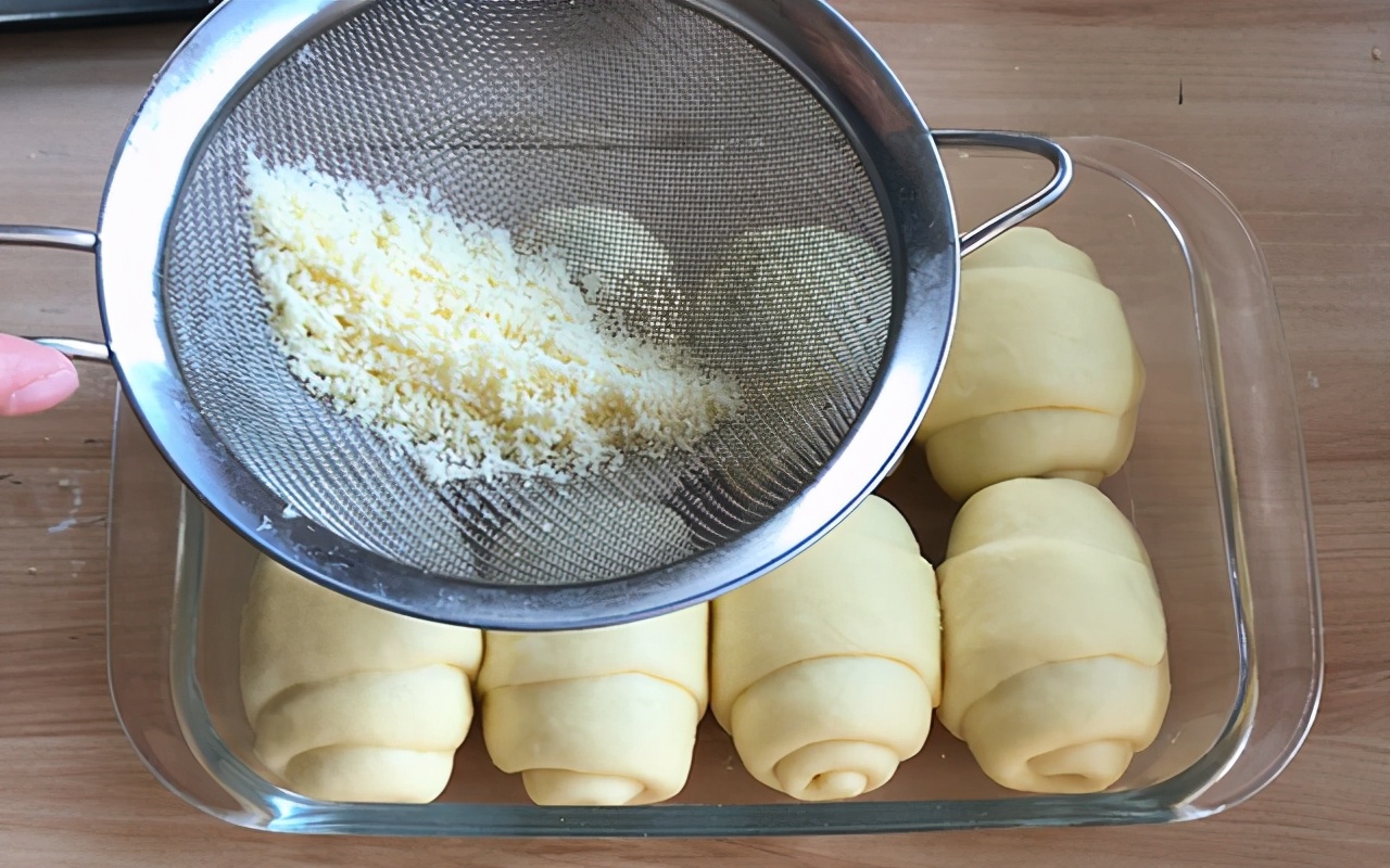 超级细腻柔软奶香面包做法,松软拉丝面包的做法和配方窍门