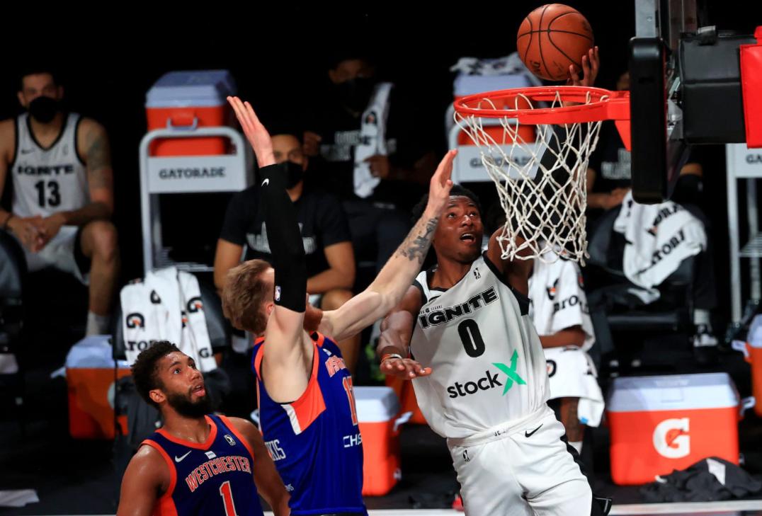 变向过人晃倒,库明加变向暴扣