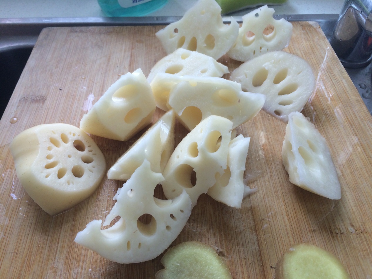 莲藕煲汤怎么样莲藕才不变黑,莲藕炖排骨莲藕变黑