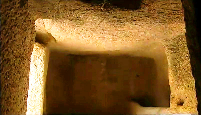 小水塘下藏着巨大山洞,水塘抽干水后专家竟然发现宫殿