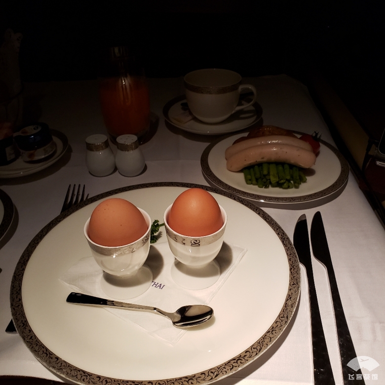 打卡泰航波音747头等舱，贴心空姐疯狂投喂，大龙虾鱼子酱吃到撑