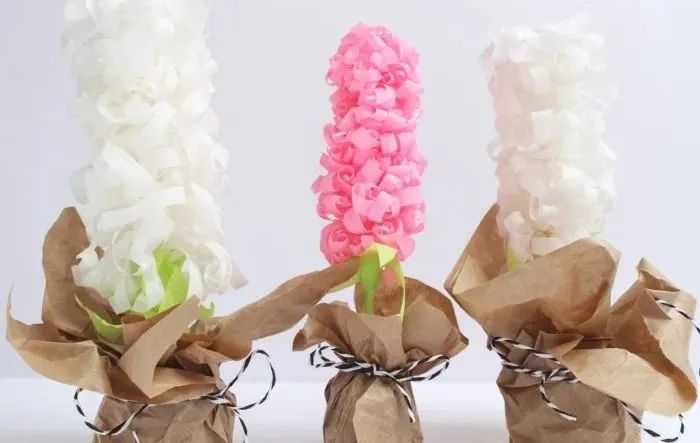 用手工纸做出来的花型装饰,软皱纹纸手工花