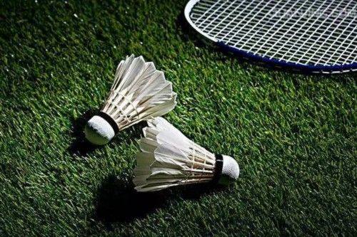 正确的羽毛球发球方法,羽毛球的四种发球姿势