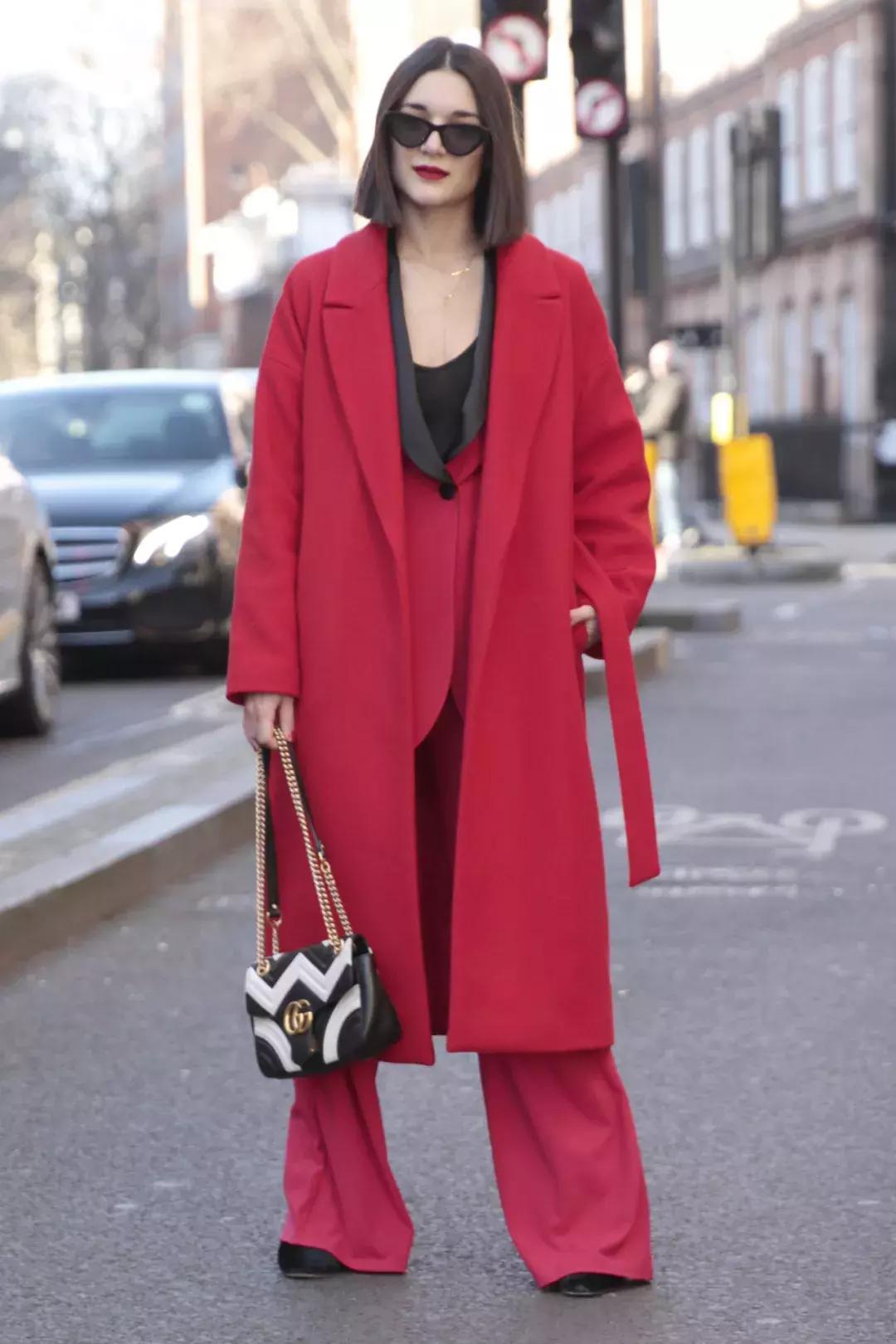 这个冬季时髦精都是这么穿大衣的,时髦的人喜欢这样穿