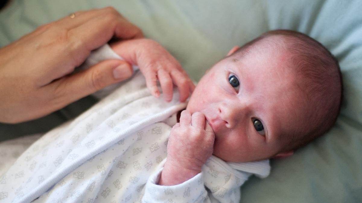 宝宝总是吸手指又哭闹是怎么回事,7岁孩子喜欢吸手指是什么原因