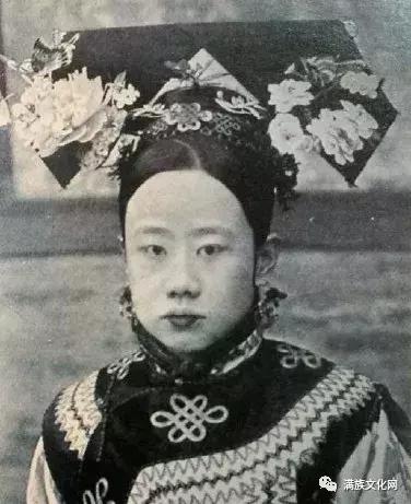 如展画轴—清代满族民间扁方赏析