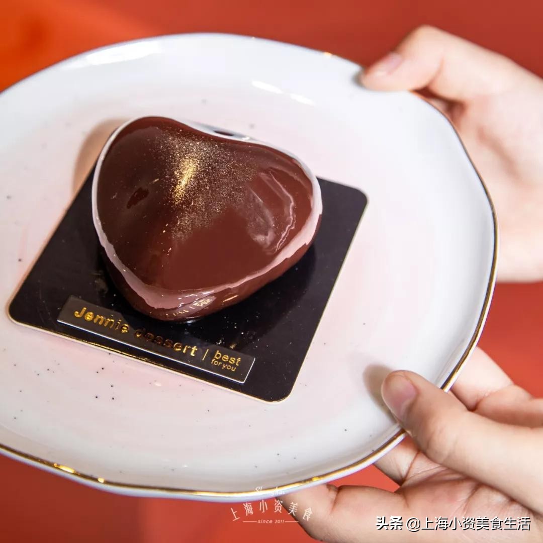 人广新开宝藏甜品店，把小笼包做成了慕斯蛋糕！