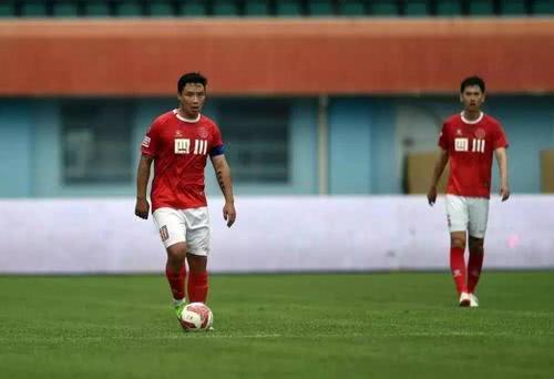 中国足球队员每年挣多少钱,中国球员每年赚多少钱