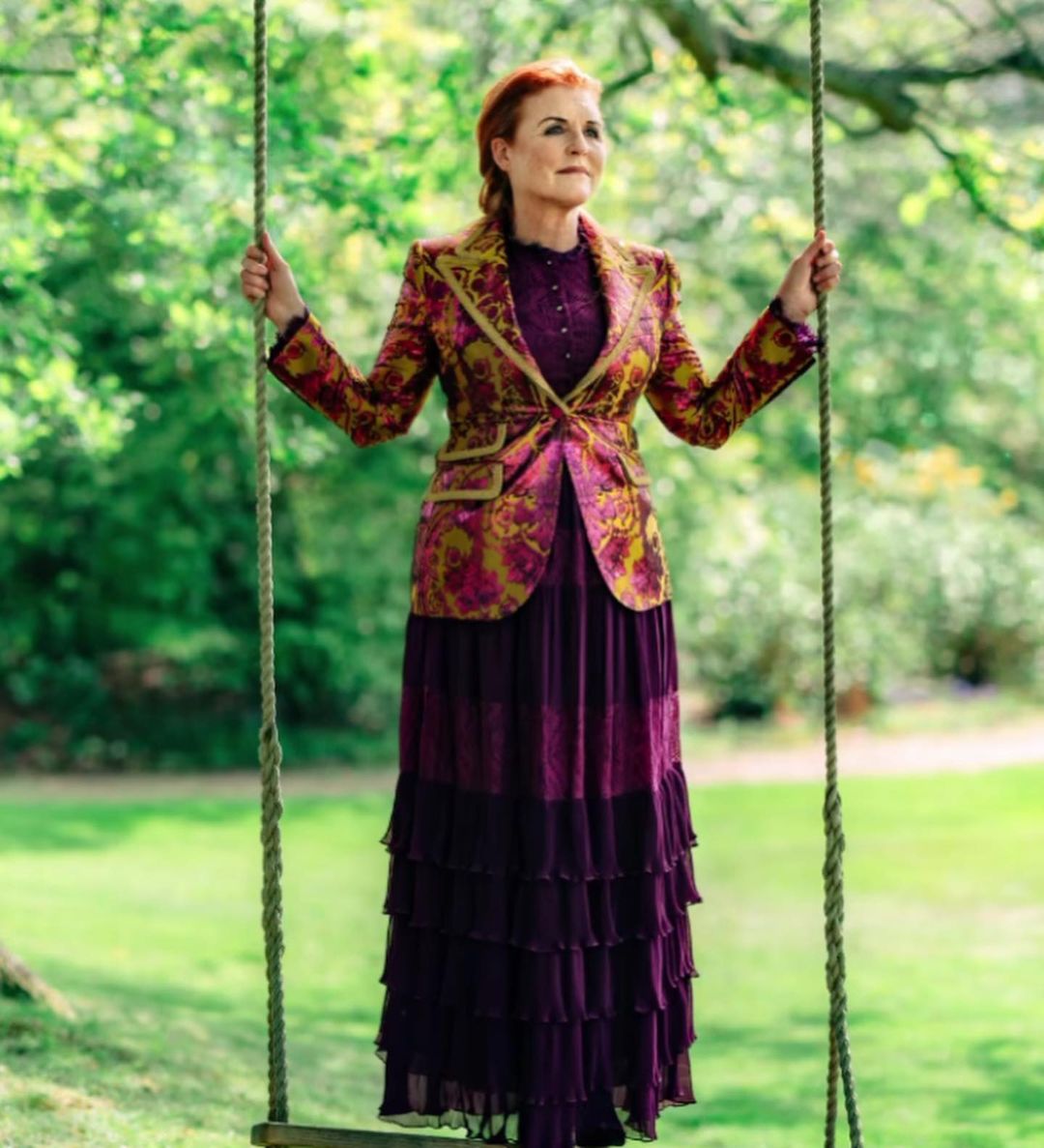 莎拉拍大片撞衫侄媳妇凯特，同款裙子不同格调，细节见王室束缚