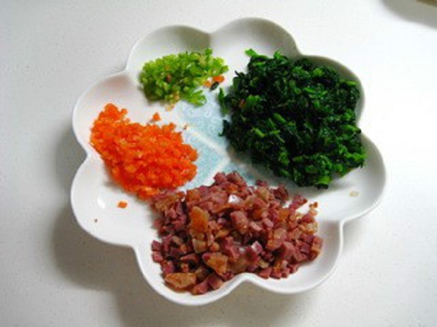 剩饭饭团做法家庭版,家里只有剩饭和鸡蛋怎么做饭团