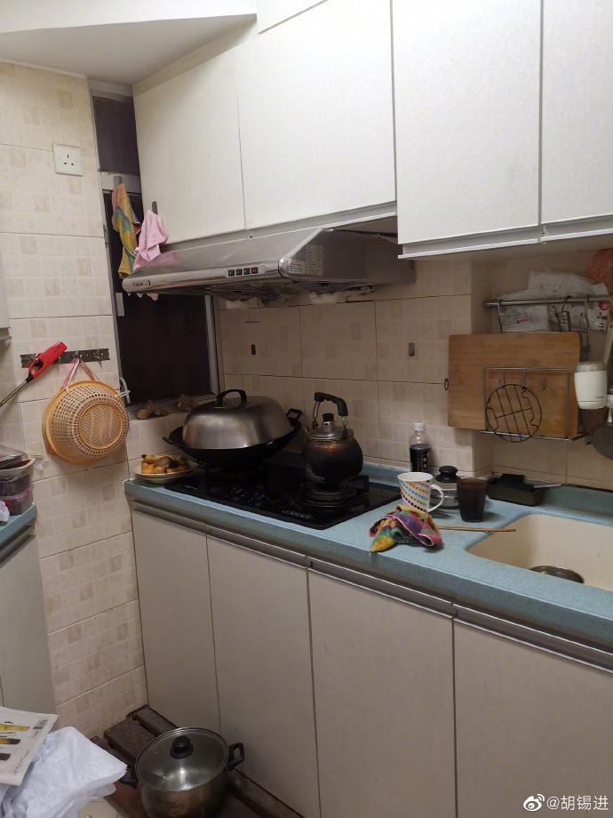 今晚走访了香港金融业新员工小吴先生的家庭