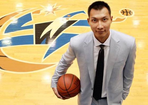 易建联高考第一人交卷,易建联考试不带笔