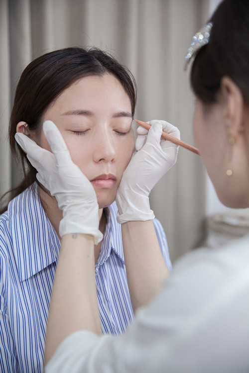 纹眉后红眉能掉了吗,纹眉红眉转色后3个月了还是红