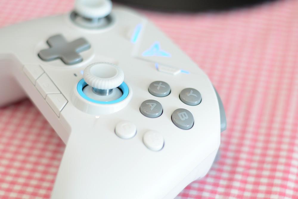 飞智黑武士2和xboxone手柄,飞智黑武士2和雷神g50手柄对比