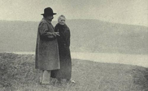 居里夫人发现镭的故事简介,居里夫人意外发现镭的故事简介