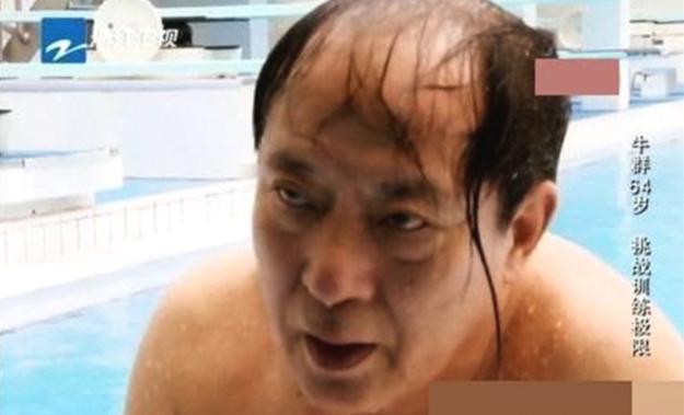 58岁丢官离婚,71岁晚景凄凉,牛群混成这样,冯巩为何不帮帮他?