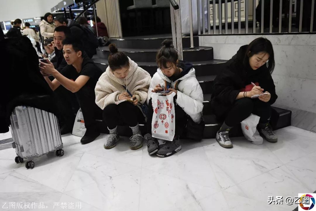 韩国免税店抢购中国游客,韩国免税店爆火