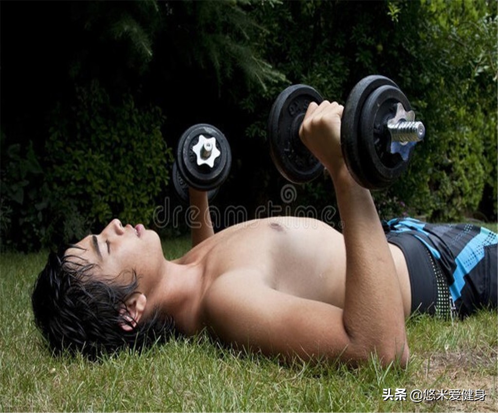 哑铃卧推初学者正确的动作,哑铃卧推初学者训练方法