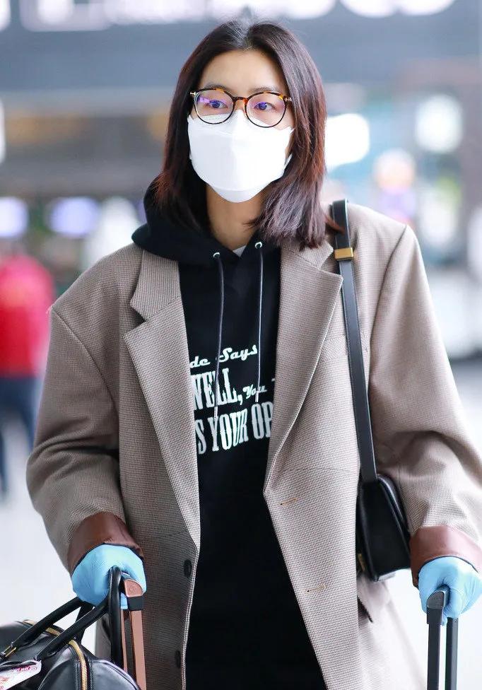 防疫造型大赛第二弹，杨幂热巴刘雯...戴口罩也挡不住的时髦感