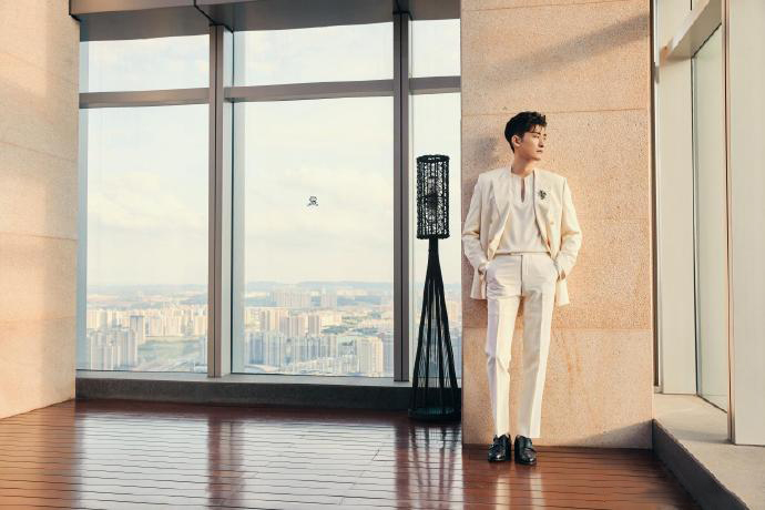 张翰帅气时尚,张翰穿粉色西装图片