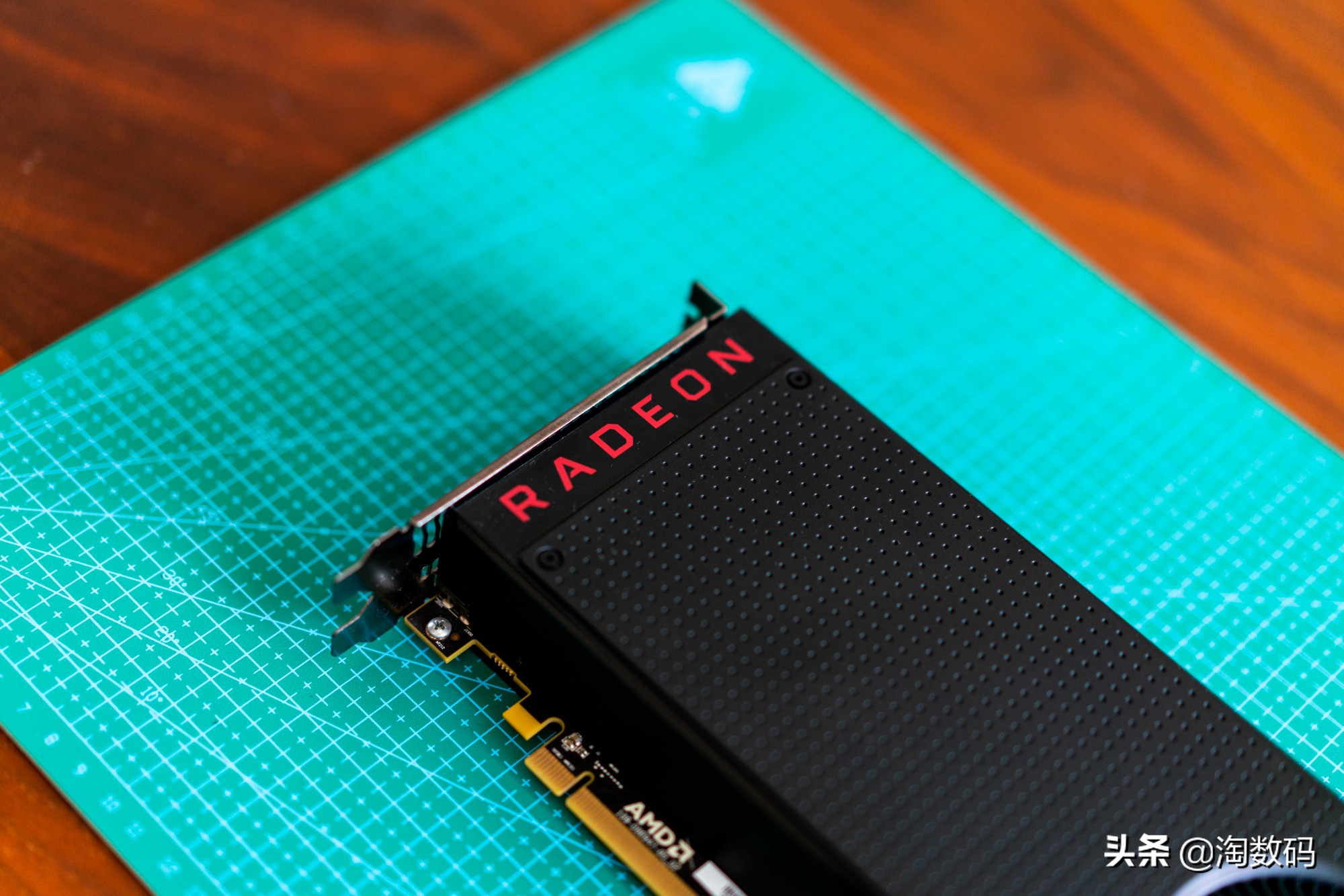 89°C警告：高温燥热一脉相承的AMD涡*公轮**版RX4808GB显示卡