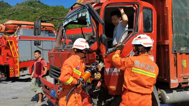 货车漏油致多车碰撞现场一片狼藉,货车相撞现场惨烈