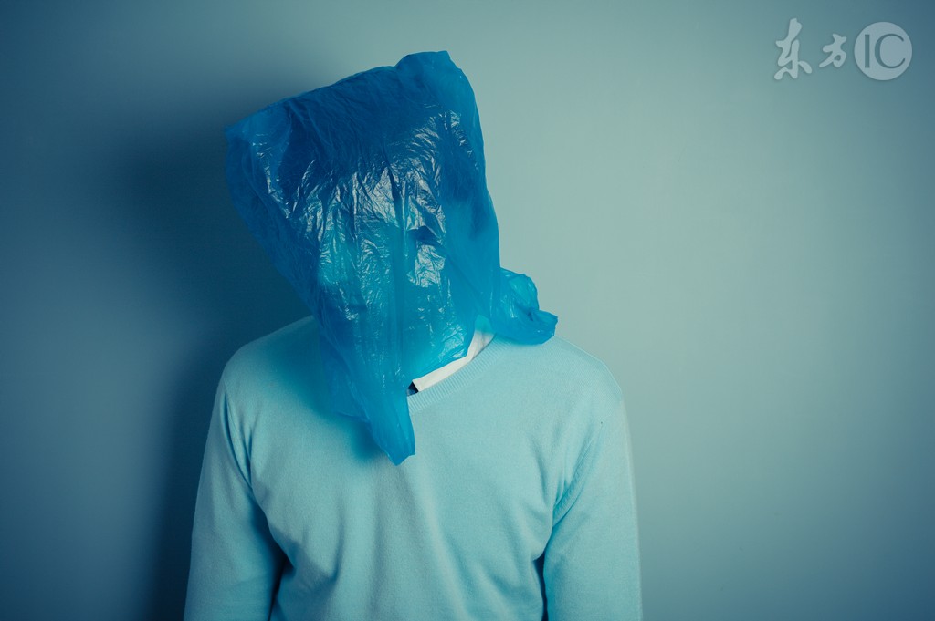 小说：美女老师在小伙身上闻到烟味，小伙为证明清白直接亲了上去