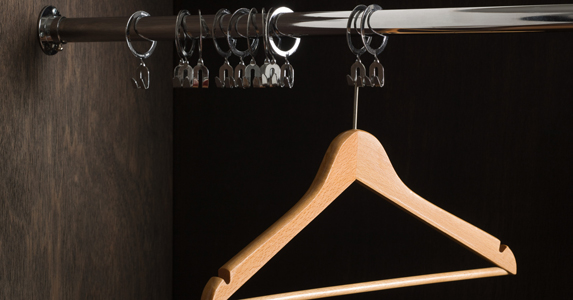 故事:公司免费为我提供公寓,入住不久,我在衣柜里发现古怪