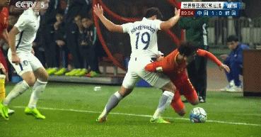 看着都疼的名场面足球,世界足坛十大恶意犯规