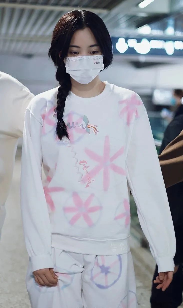 22W劳力士，热巴选择配百元包包出街