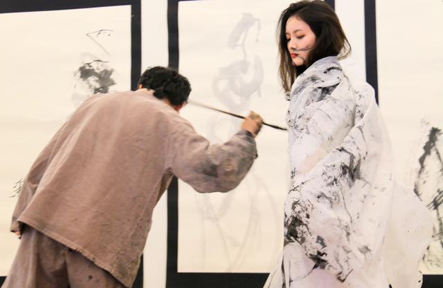 教授在美女身上练书法！专家：美女肉体美的，书法美的，作品大美