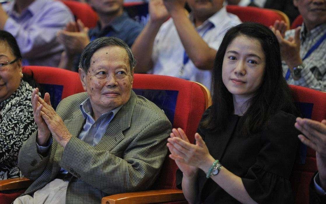 亲爸将她“推给”富豪赚钱还债，3年“爷孙恋”分手后，现状唏嘘