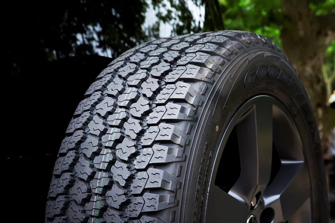 最新路虎卫士越野车,路虎卫士固特异at胎