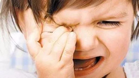 胶水滴进眼睛医院怎么处理,胶水滴进眼睛里面会有什么后遗症