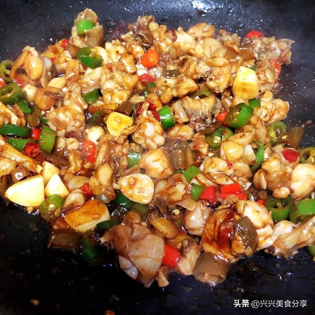 牛蛙怎么做吃起来比较嫩,肉质鲜嫩的红烧牛蛙