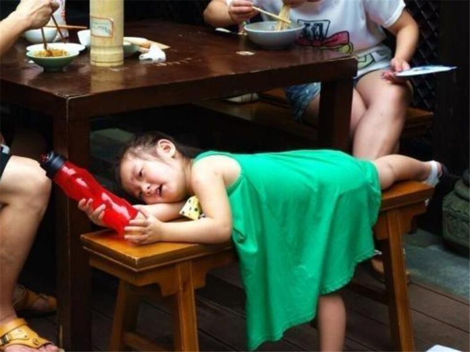 孩子喜欢蹭被子、夹腿，聪明的妈妈不会急着呵斥，而是这样做