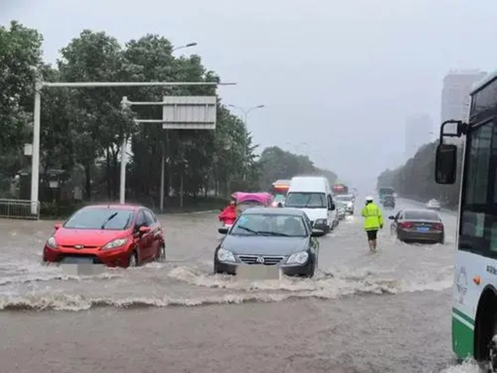雨后车内积水怎么办,车子没开下雨天车内有积水