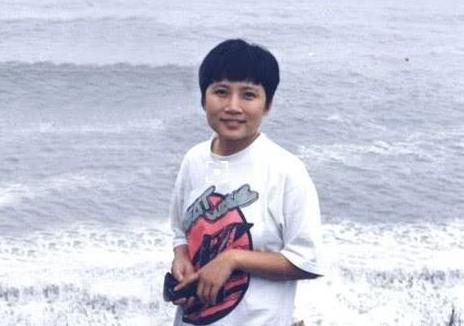 56岁著名女歌手事业巅峰，却突然皈依佛门，称自己不是出家是回家