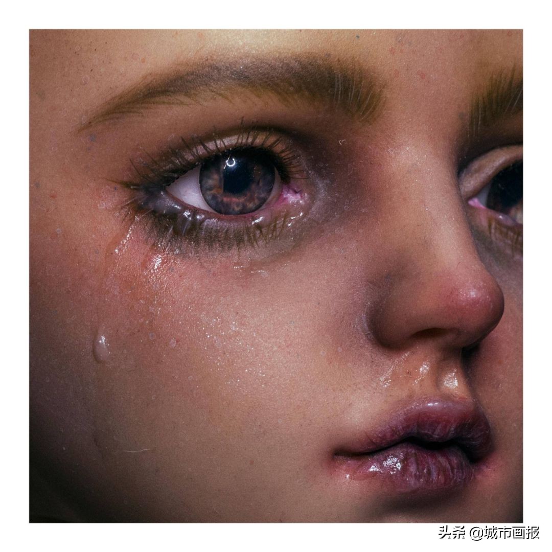 邮费都砍价的年轻人，竟给自己的娃娃穿上奢侈品