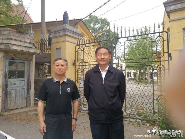 时隔多年老连长带老兵回归军营,三位老战友回忆当年军旅